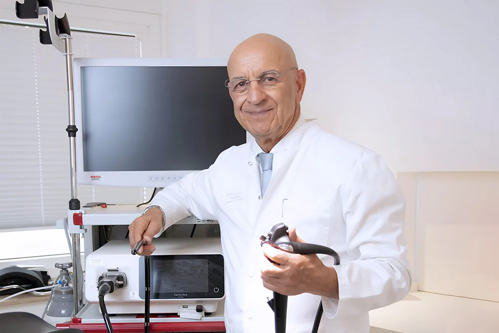 Dr. Pakravan mit Untersuchungsgerät zur Darmkrebsvorsorge