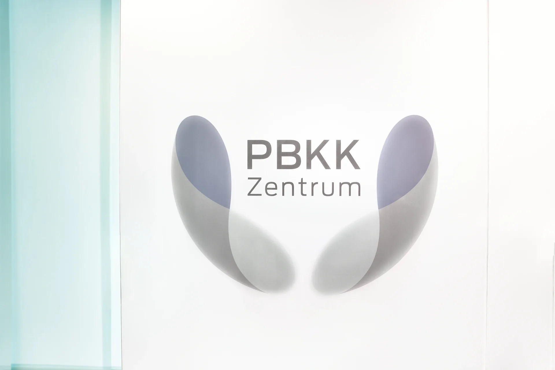 PBKK Zentrum – Logo auf Glaswand